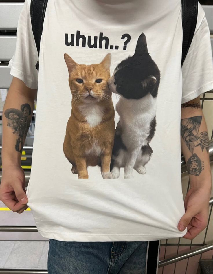 Uhuh Cat Kiss Tee